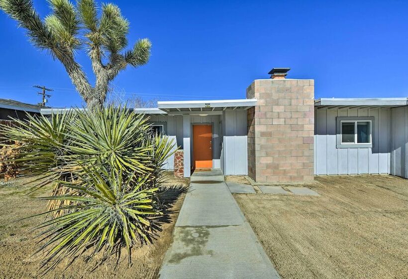 Joshua Tree Vacation Home W/ Private Hot Tub!