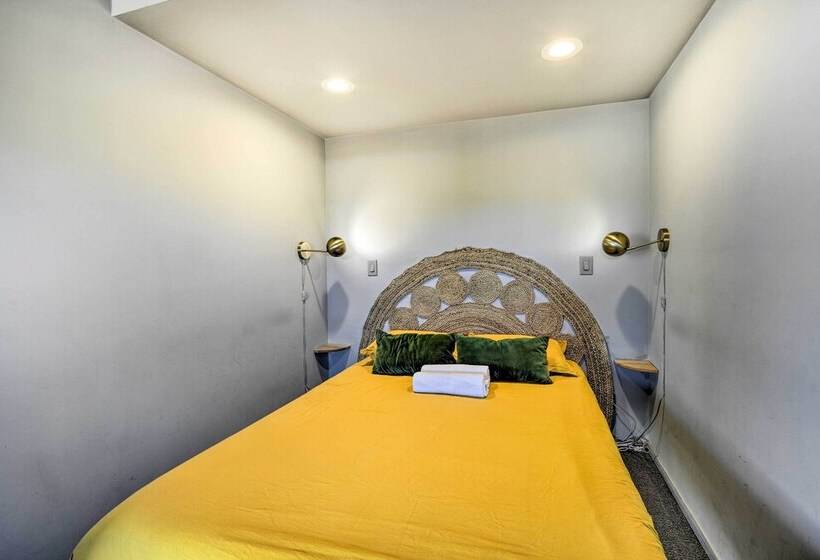 Joshua Tree Vacation Home W/ Private Hot Tub!