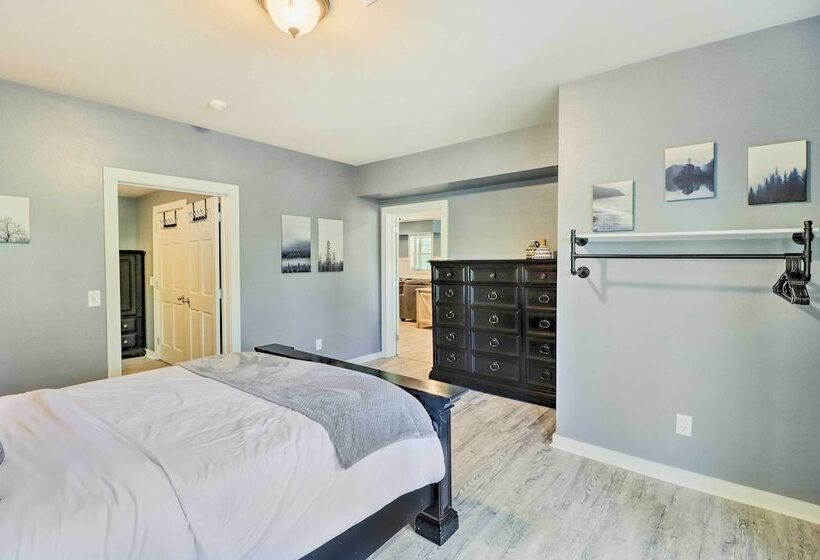 Lakefront Family Escape W/ Fire Pit & 2 Decks!