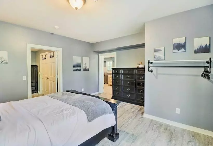 Lakefront Family Escape W/ Fire Pit & 2 Decks!