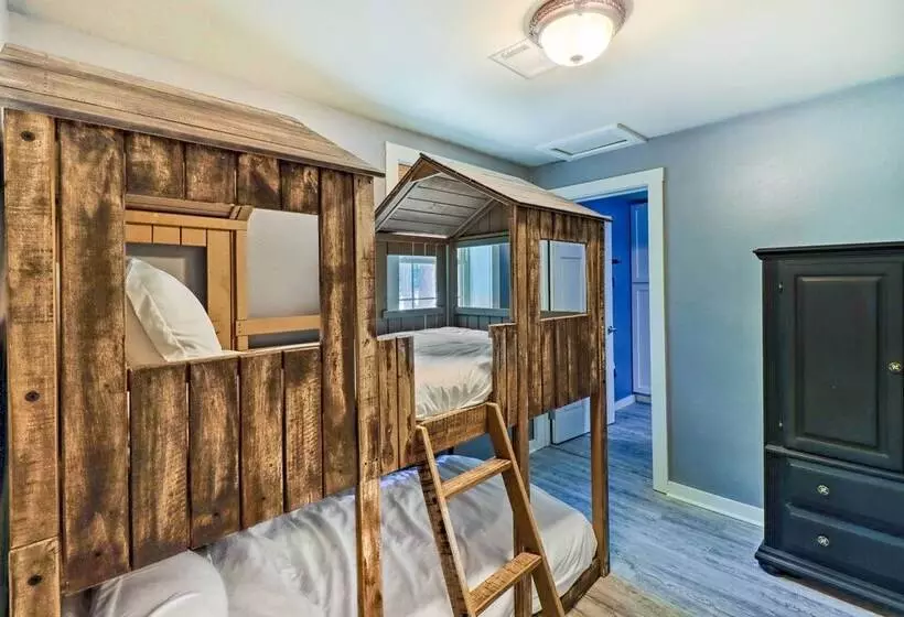 Lakefront Family Escape W/ Fire Pit & 2 Decks!