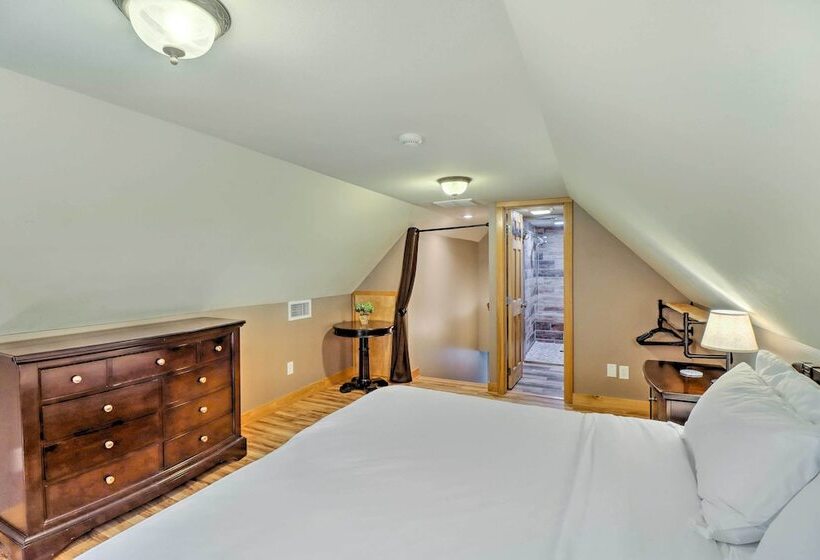 Lakefront Family Escape W/ Fire Pit & 2 Decks!