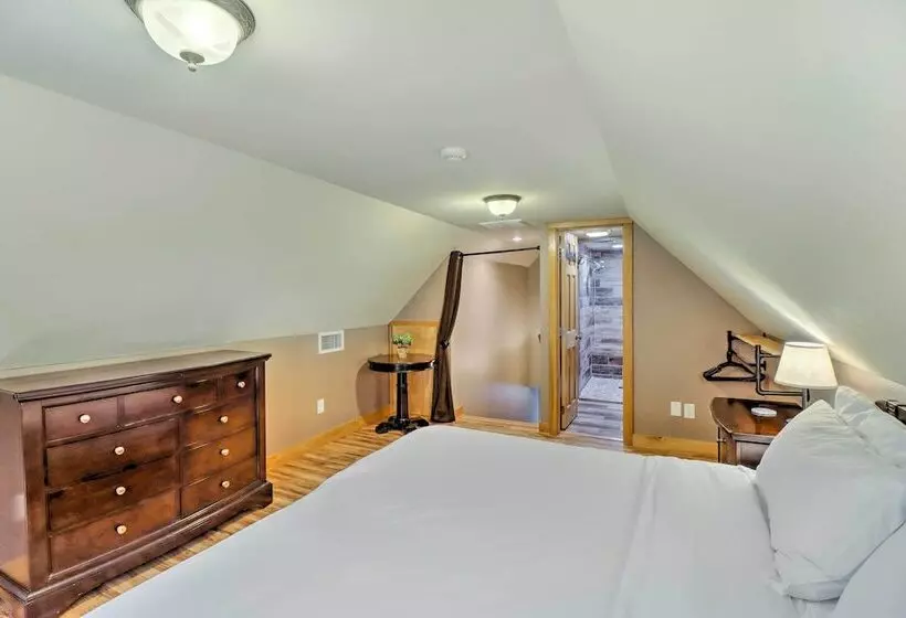 Lakefront Family Escape W/ Fire Pit & 2 Decks!