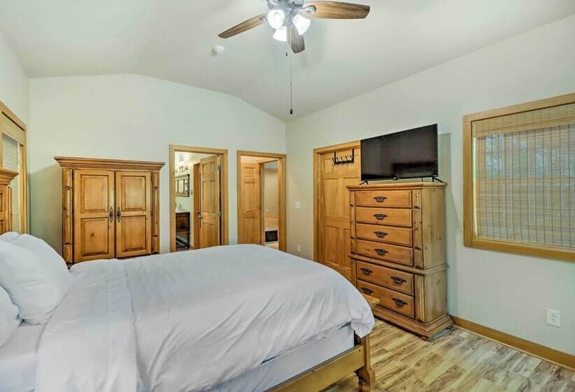 Lakefront Family Escape W/ Fire Pit & 2 Decks!