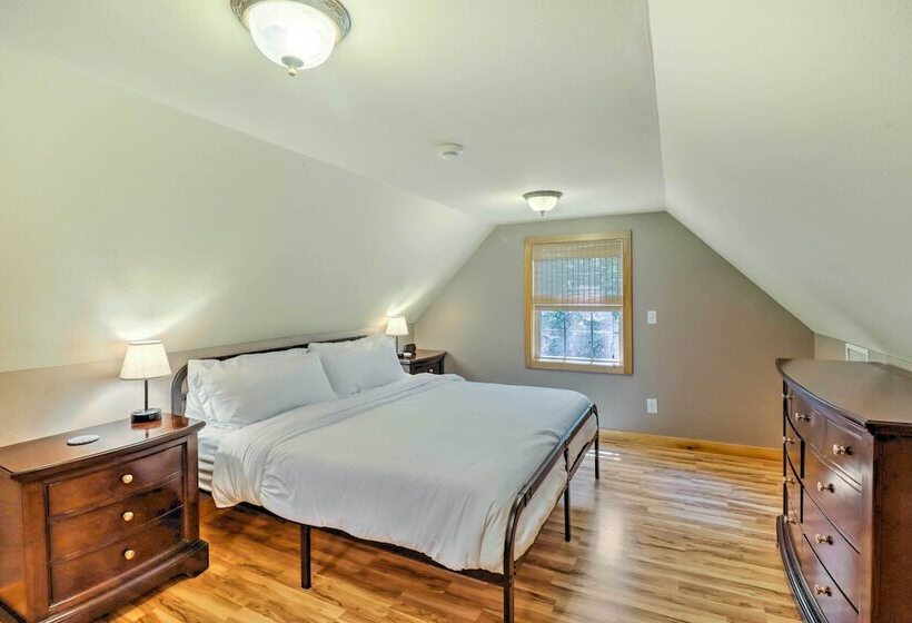 Lakefront Family Escape W/ Fire Pit & 2 Decks!