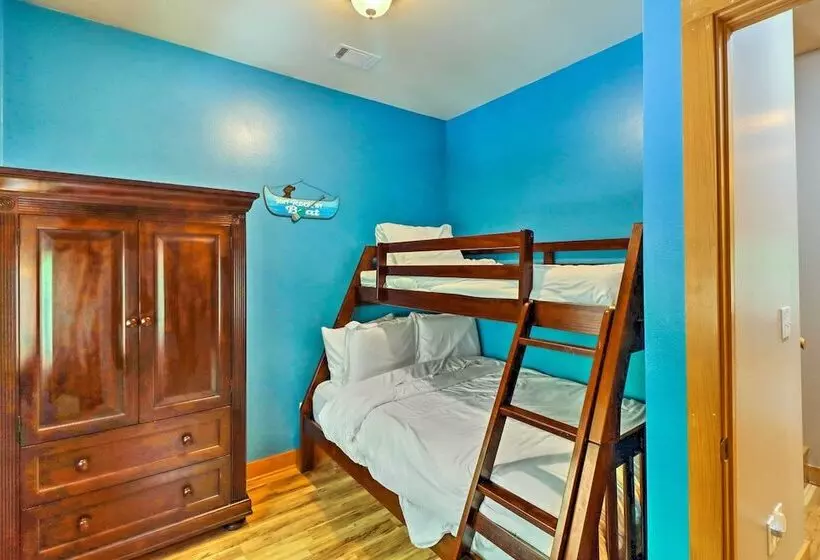 Lakefront Family Escape W/ Fire Pit & 2 Decks!