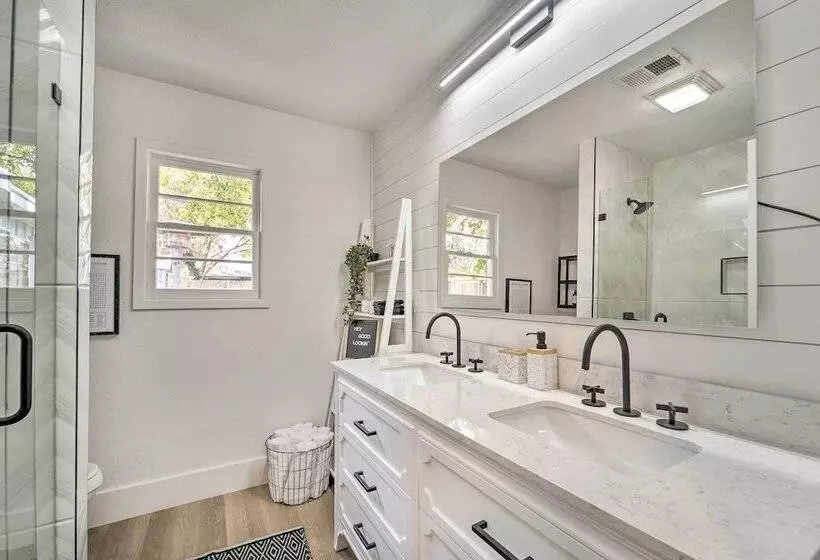 Luxurious Lubbock Home: Fire Pit, Outdoor Tv!