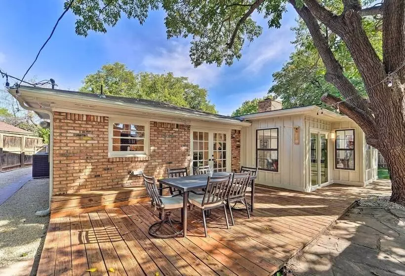 Luxurious Lubbock Home: Fire Pit, Outdoor Tv!