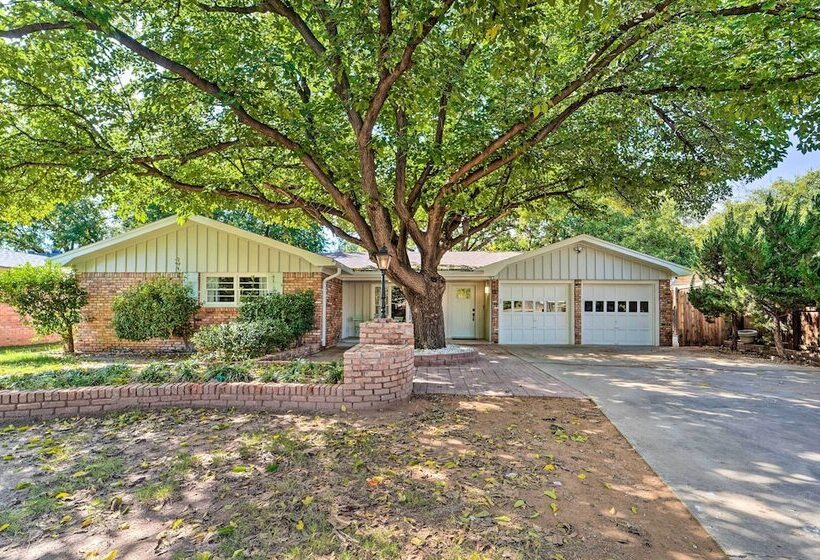 Luxurious Lubbock Home: Fire Pit, Outdoor Tv!