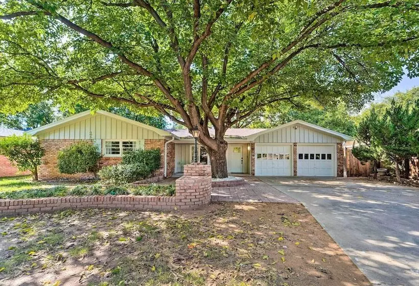 Luxurious Lubbock Home: Fire Pit, Outdoor Tv!