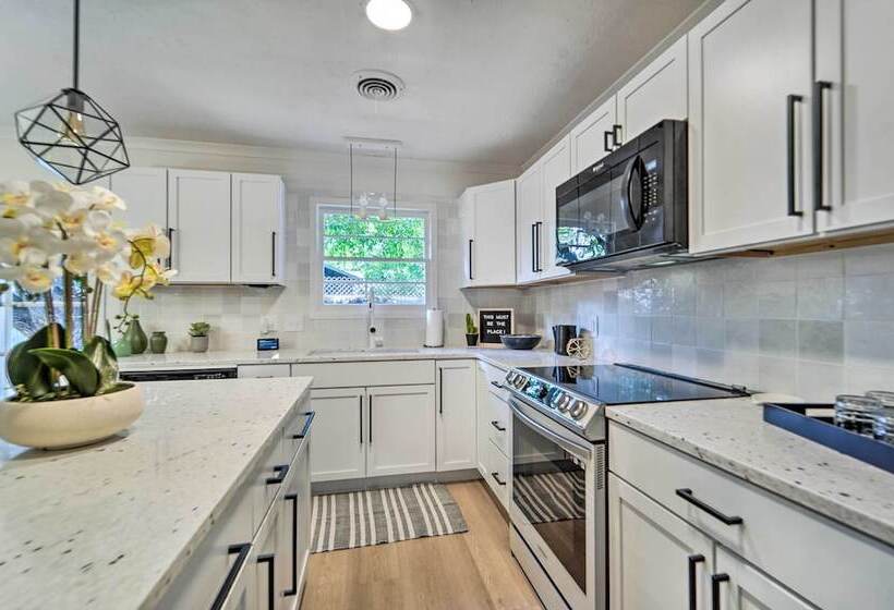 Luxurious Lubbock Home: Fire Pit, Outdoor Tv!