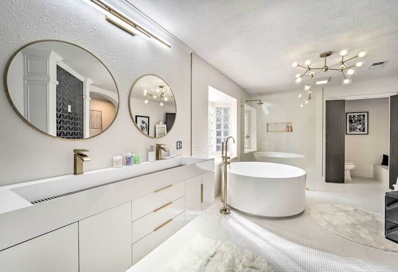 Luxurious Lubbock Home: Fire Pit, Outdoor Tv!