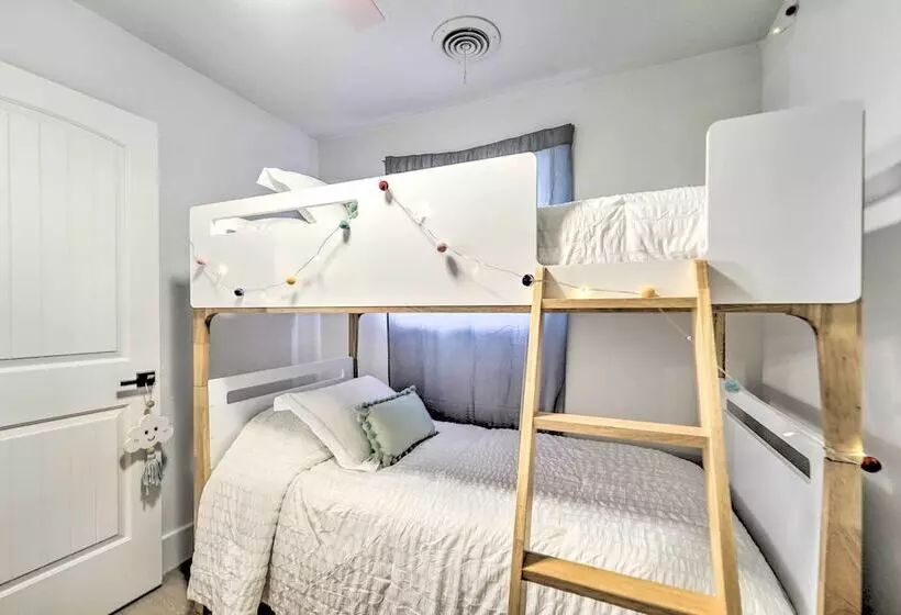 Luxurious Lubbock Home: Fire Pit, Outdoor Tv!