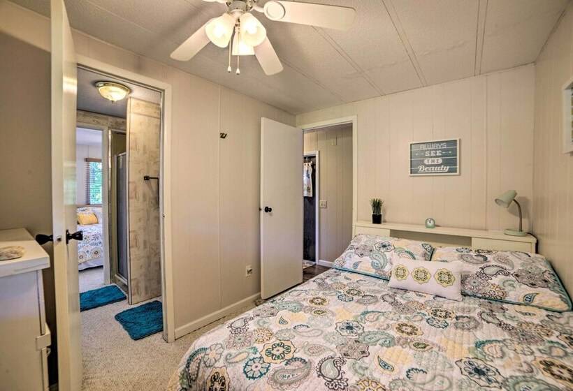 Murray Getaway W/ Deck: Near Fishing & Boating!