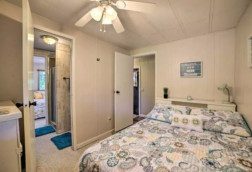 Murray Getaway W/ Deck: Near Fishing & Boating!