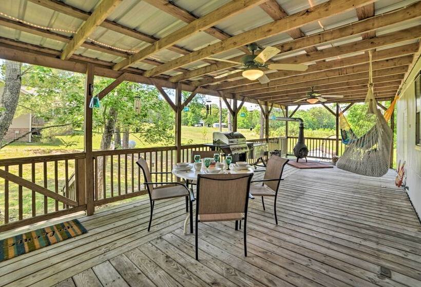 Murray Getaway W/ Deck: Near Fishing & Boating!