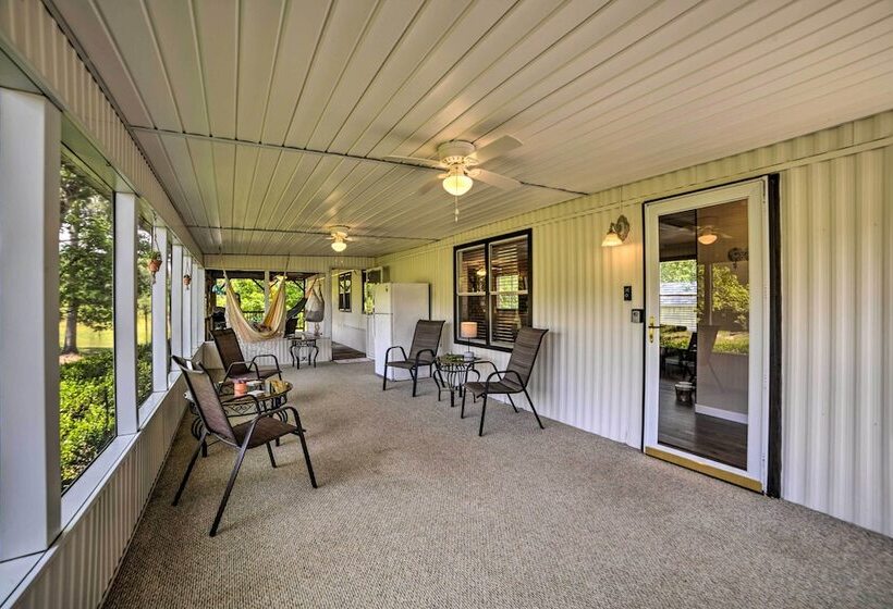 Murray Getaway W/ Deck: Near Fishing & Boating!