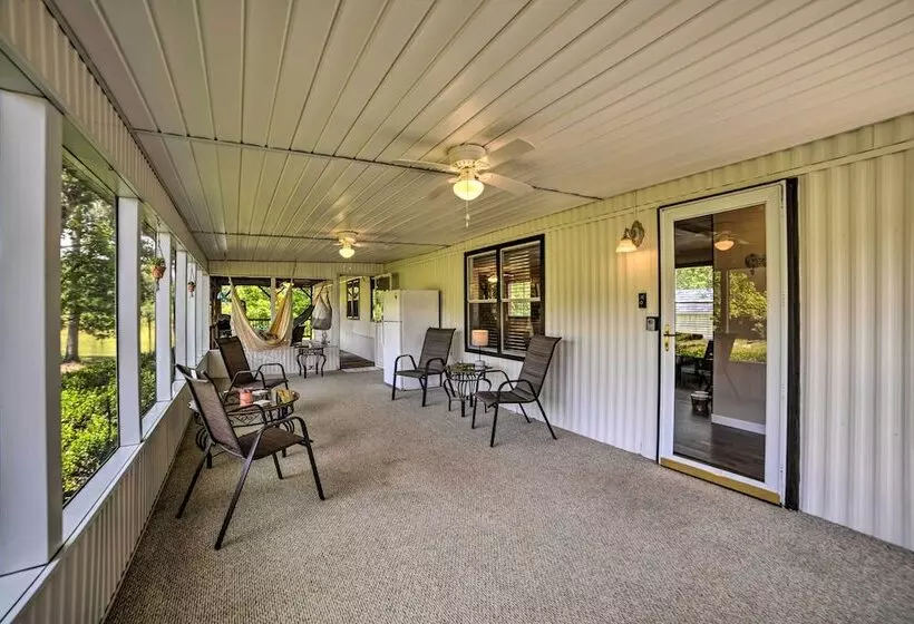 Murray Getaway W/ Deck: Near Fishing & Boating!