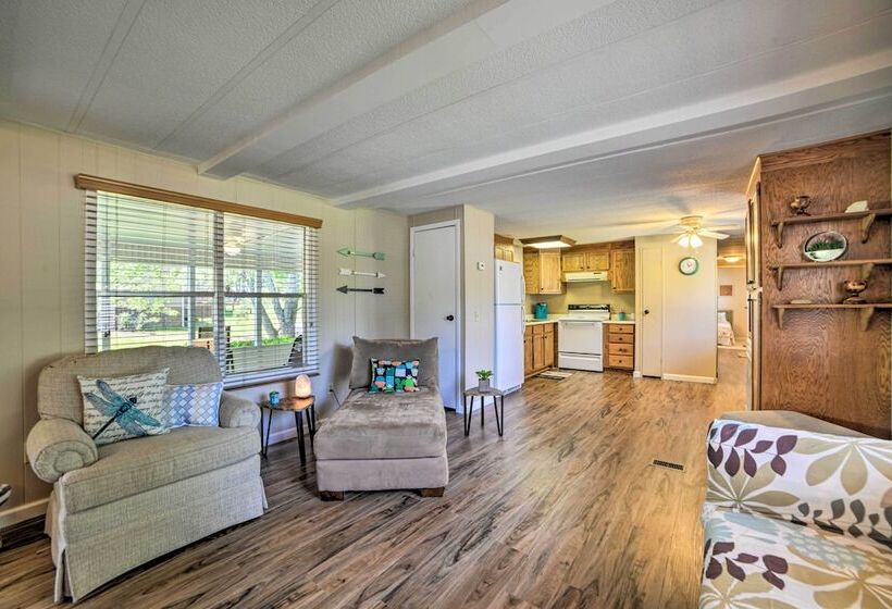 Murray Getaway W/ Deck: Near Fishing & Boating!