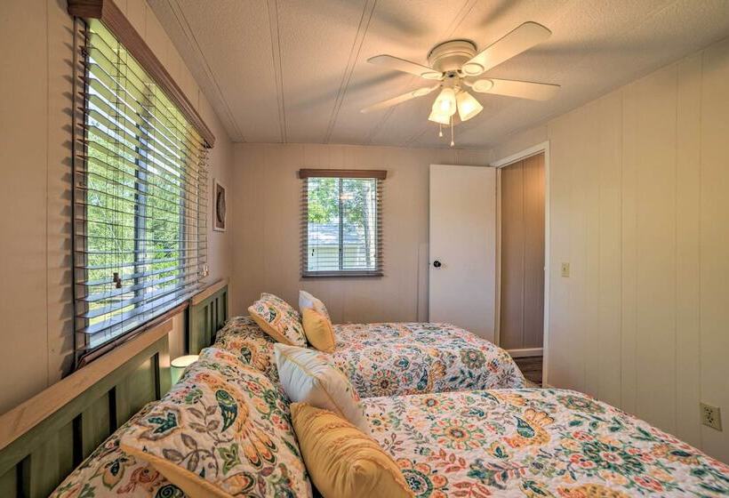 Murray Getaway W/ Deck: Near Fishing & Boating!