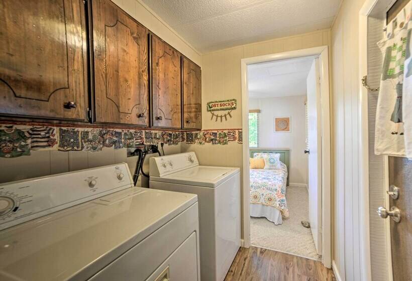 Murray Getaway W/ Deck: Near Fishing & Boating!