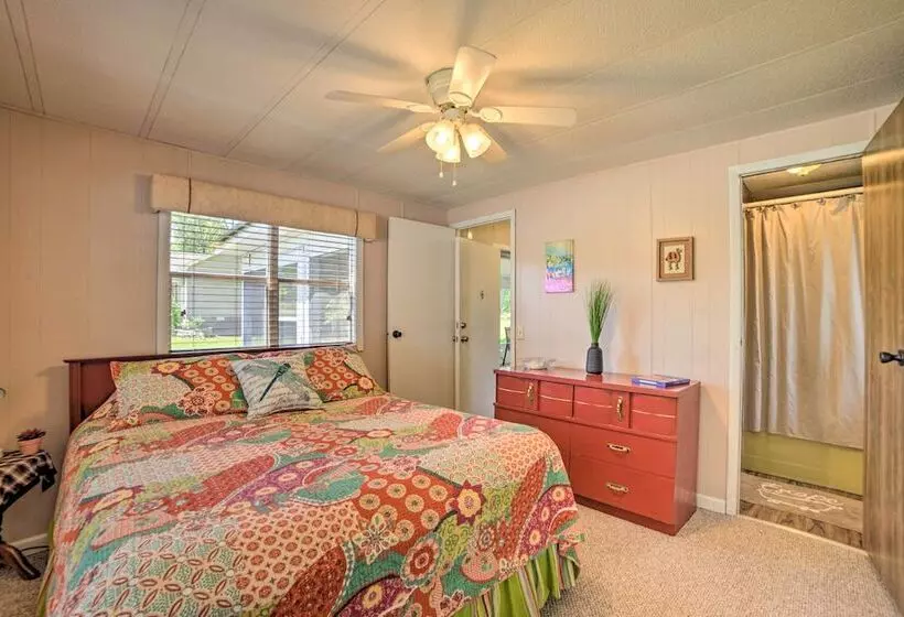 Murray Getaway W/ Deck: Near Fishing & Boating!