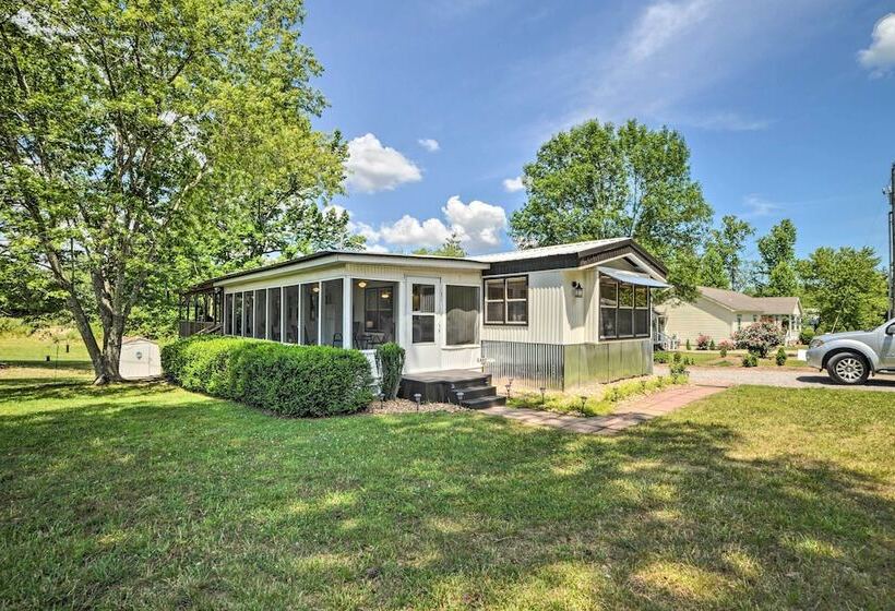 Murray Getaway W/ Deck: Near Fishing & Boating!