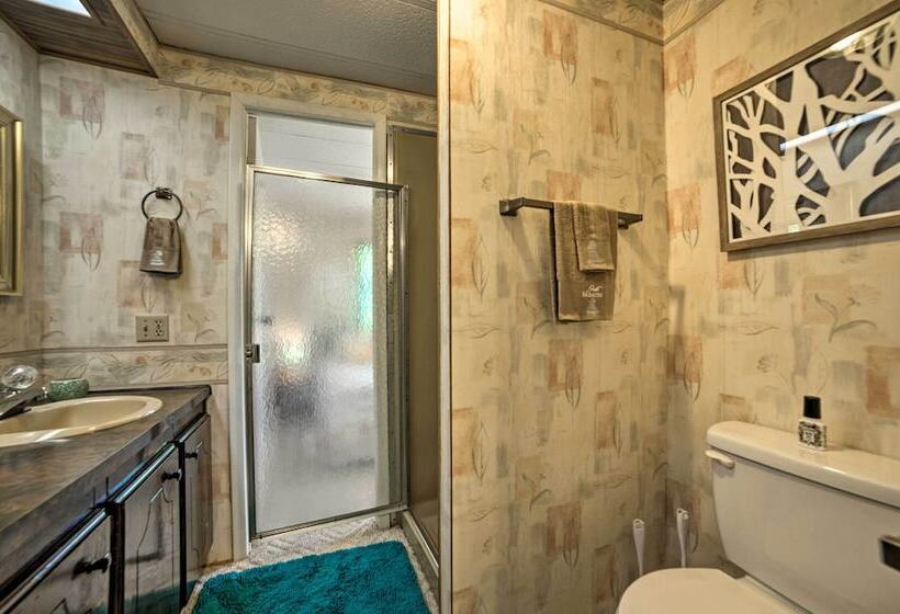 Murray Getaway W/ Deck: Near Fishing & Boating!