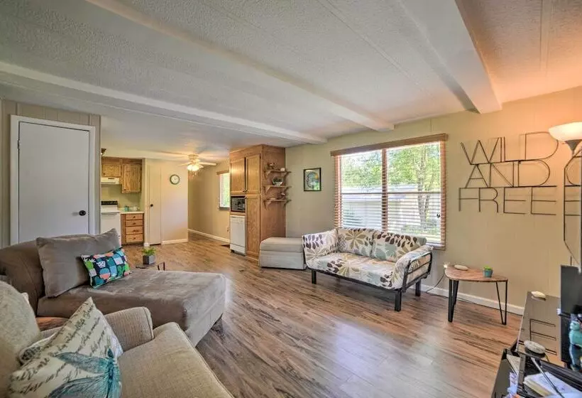 Murray Getaway W/ Deck: Near Fishing & Boating!