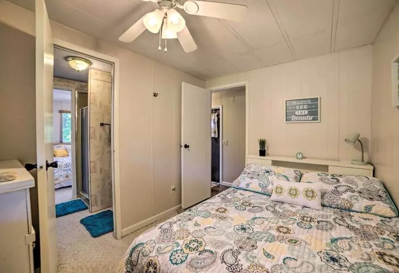 Murray Getaway W/ Deck: Near Fishing & Boating!