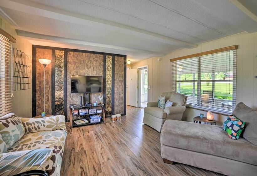 Murray Getaway W/ Deck: Near Fishing & Boating!