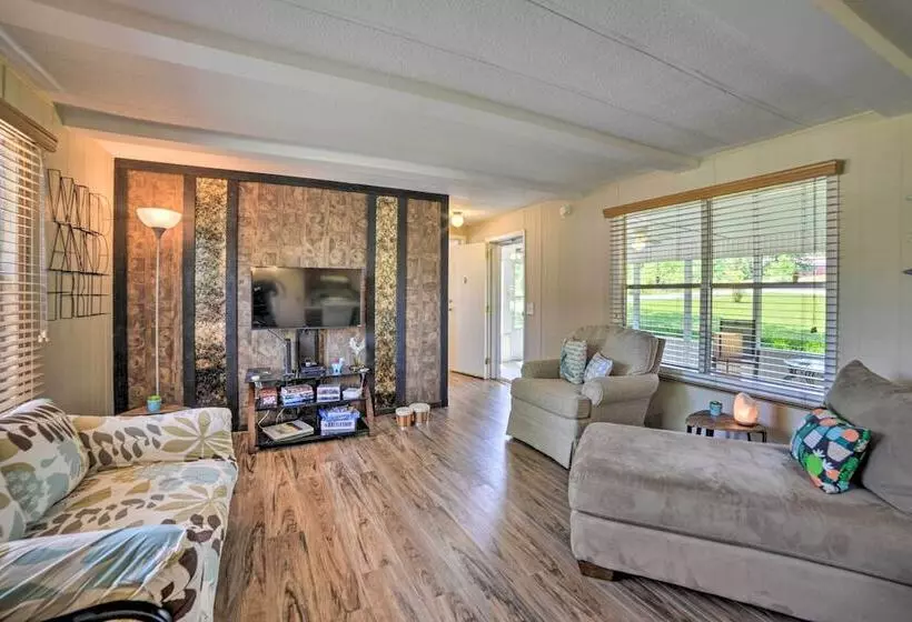Murray Getaway W/ Deck: Near Fishing & Boating!