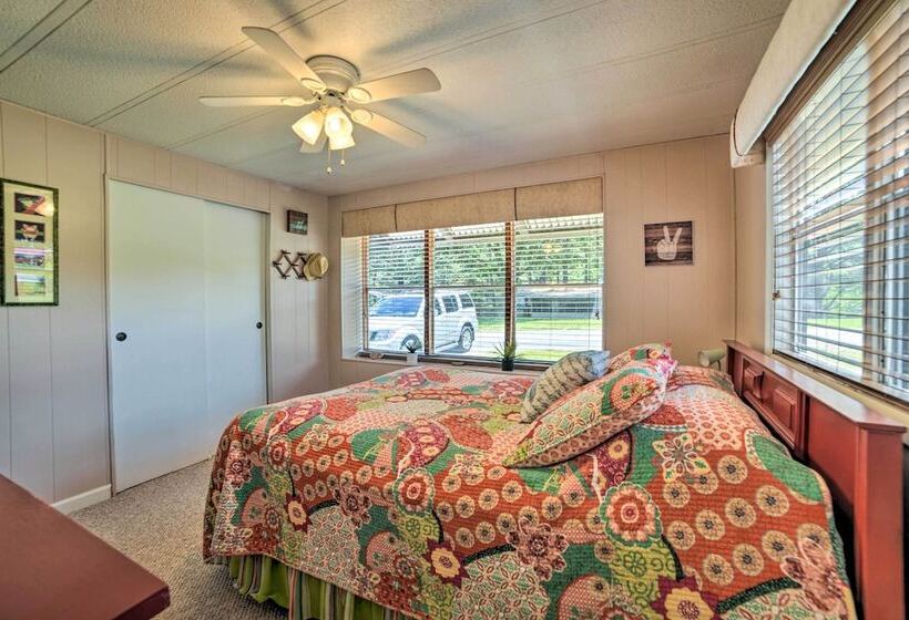 Murray Getaway W/ Deck: Near Fishing & Boating!