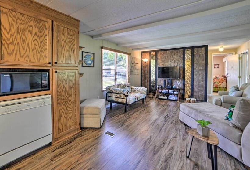 Murray Getaway W/ Deck: Near Fishing & Boating!