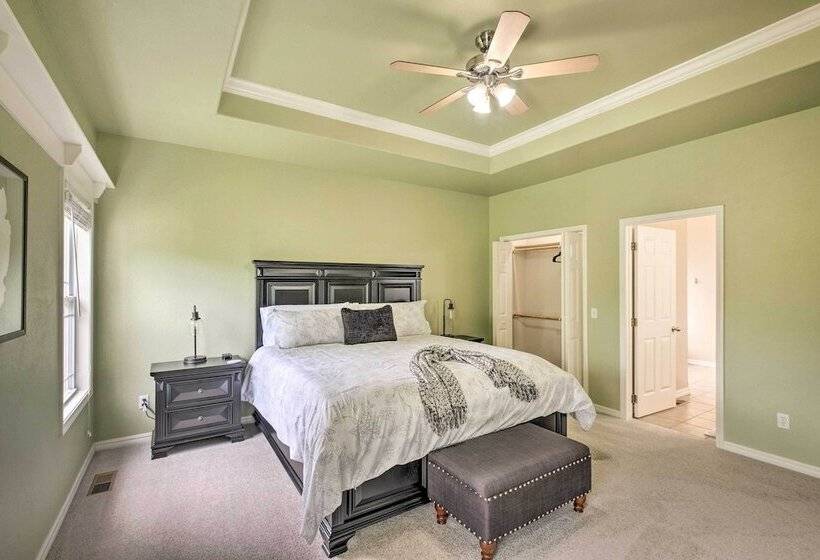 Bella Vista Home W/ Yard: Half Mile To Trails!