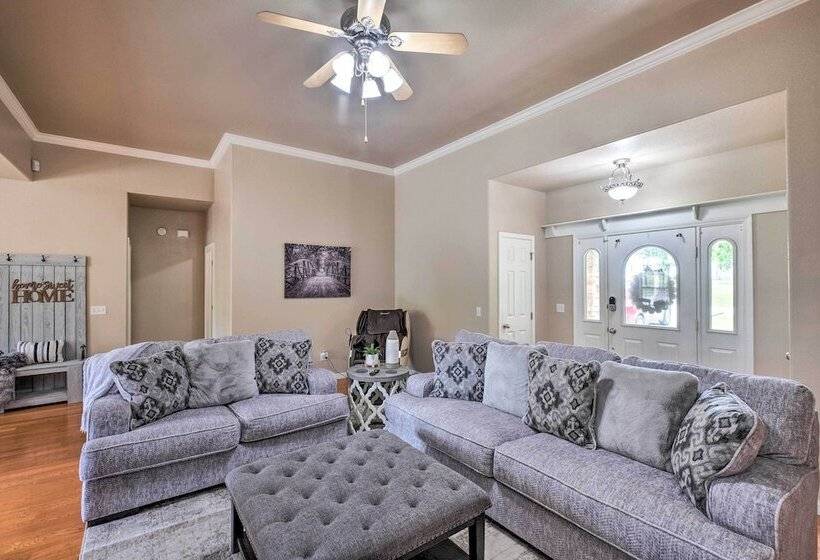 Bella Vista Home W/ Yard: Half Mile To Trails!