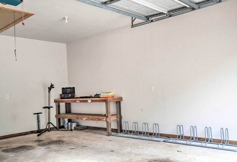 Bella Vista Home W/ Yard: Half Mile To Trails!