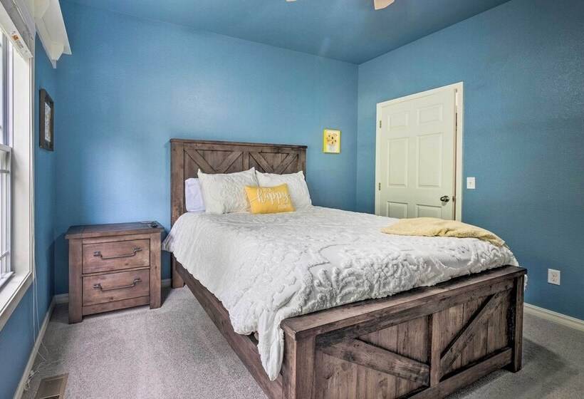 Bella Vista Home W/ Yard: Half Mile To Trails!