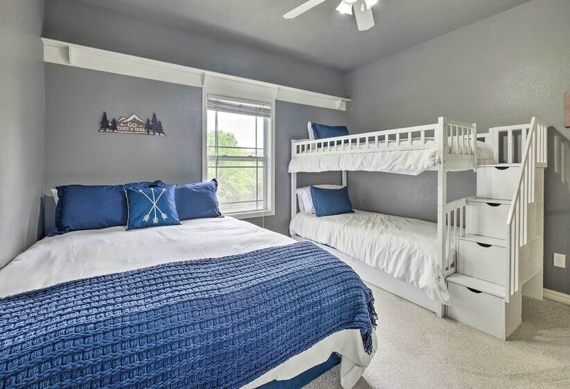 Bella Vista Home W/ Yard: Half Mile To Trails!