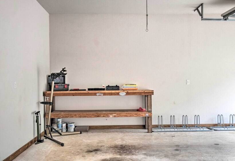 Bella Vista Home W/ Yard: Half Mile To Trails!