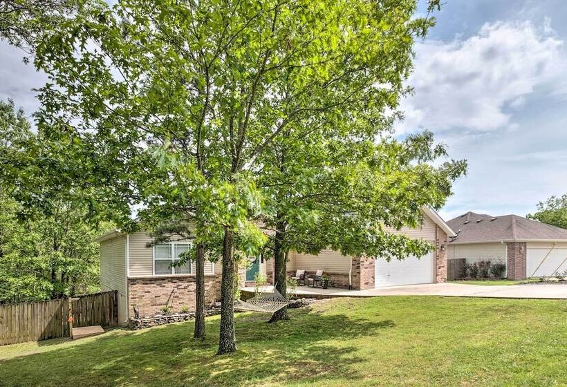 Bella Vista Home W/ Yard: Half Mile To Trails!