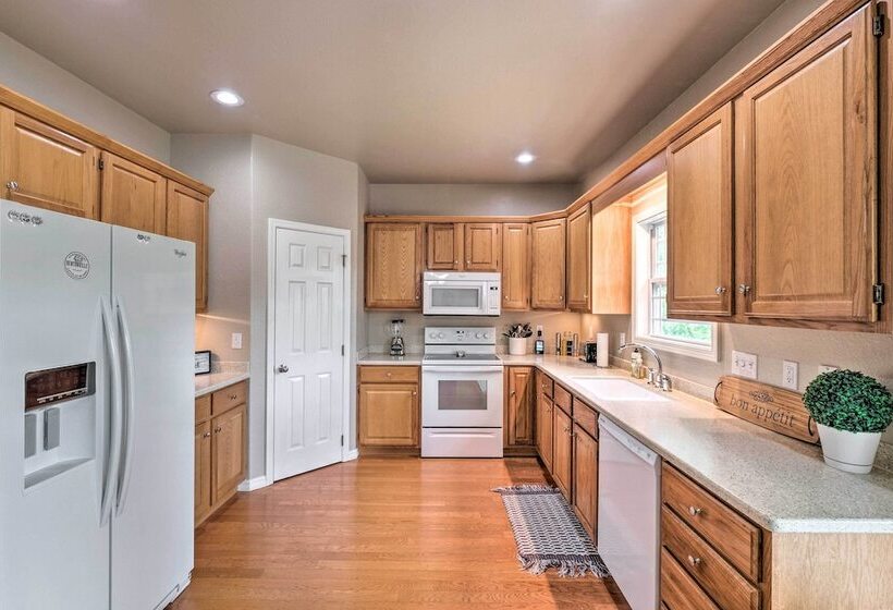 Bella Vista Home W/ Yard: Half Mile To Trails!