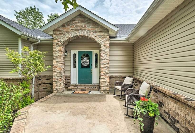 Bella Vista Home W/ Yard: Half Mile To Trails!