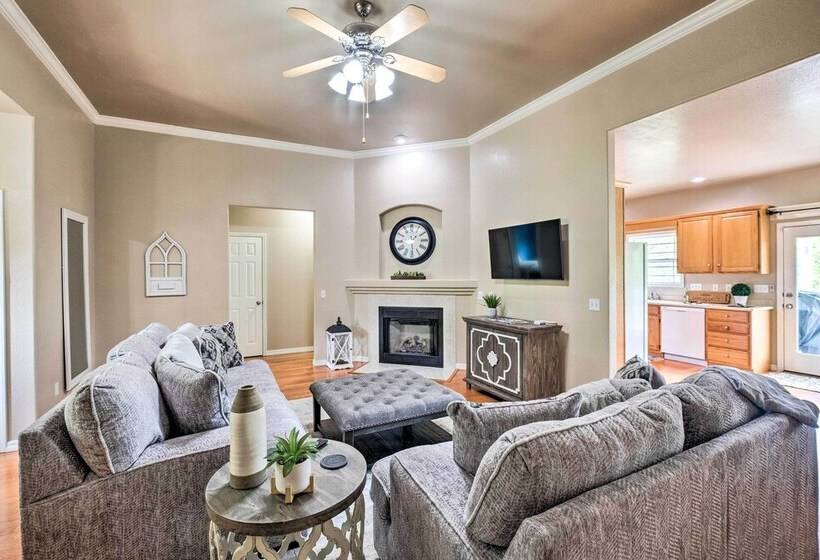 Bella Vista Home W/ Yard: Half Mile To Trails!