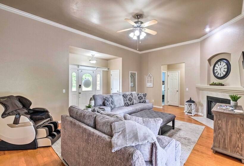 Bella Vista Home W/ Yard: Half Mile To Trails!