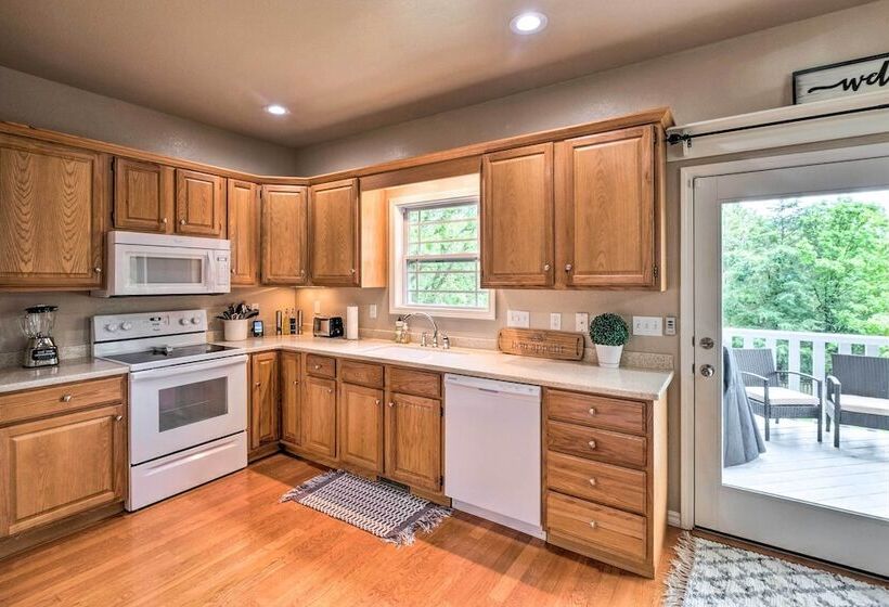 Bella Vista Home W/ Yard: Half Mile To Trails!