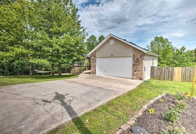 Bella Vista Home W/ Yard: Half Mile To Trails!