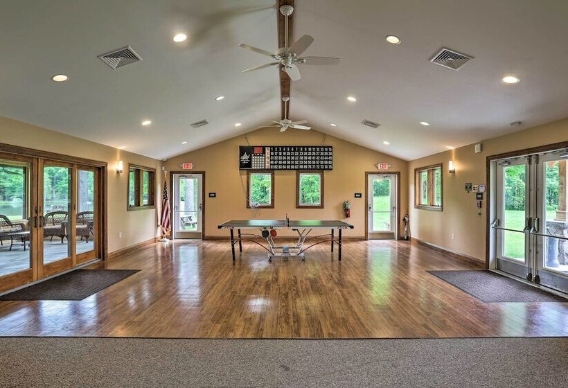 Lake Ariel Cabin W/ Community Pool & Lake Access!