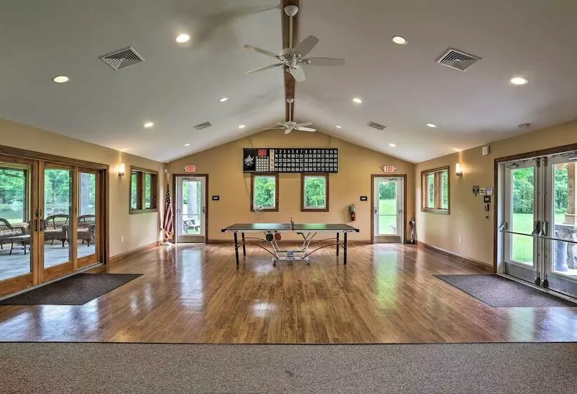 Lake Ariel Cabin W/ Community Pool & Lake Access!