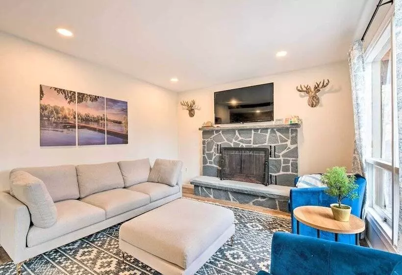 Lake Ariel Cabin W/ Community Pool & Lake Access!